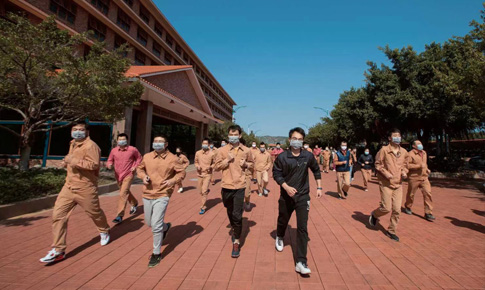 组织“跑在阳光下，，，，跑进康健里”体育活动